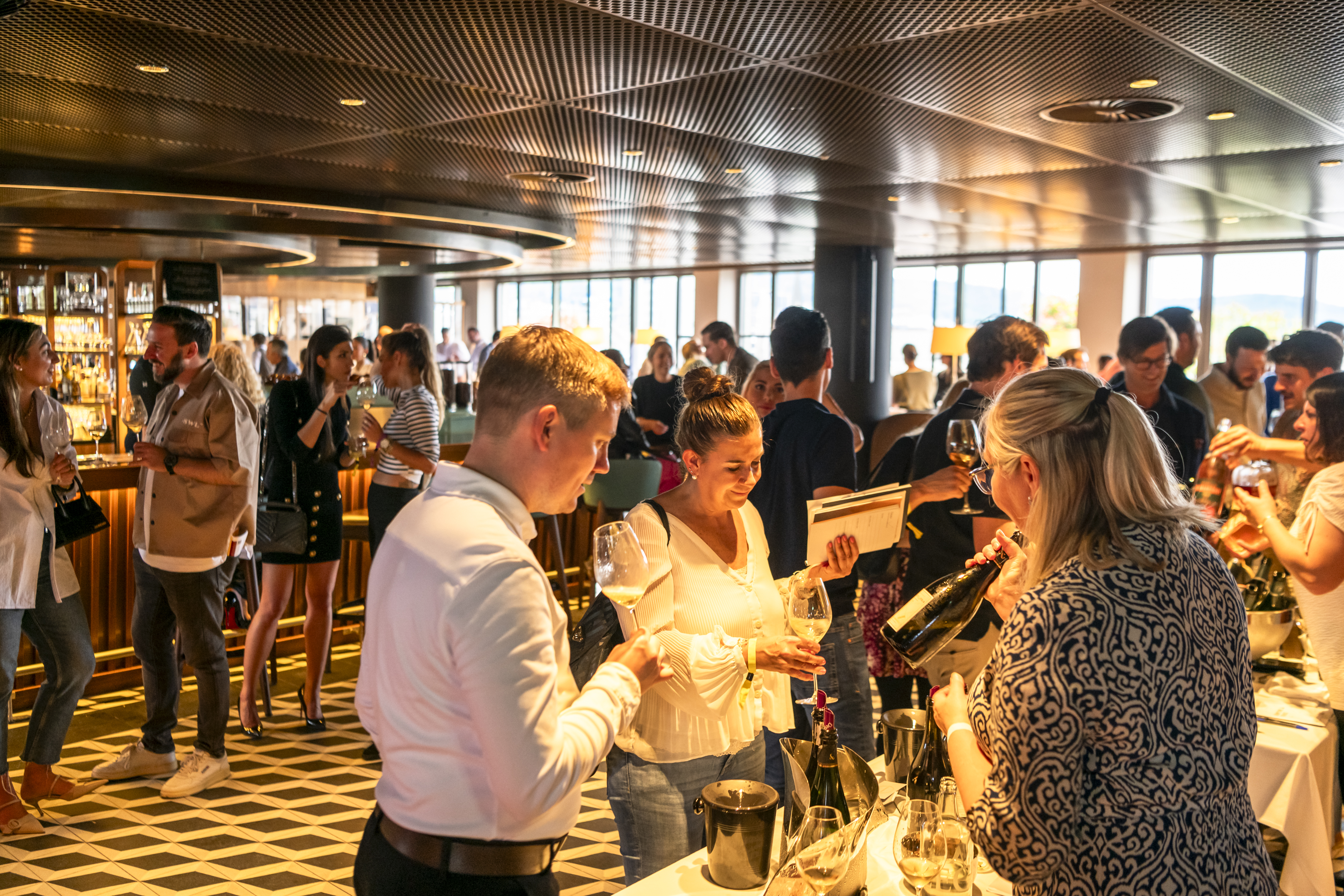 The spacious, buzzing Champagne & Friends event in Zurich.